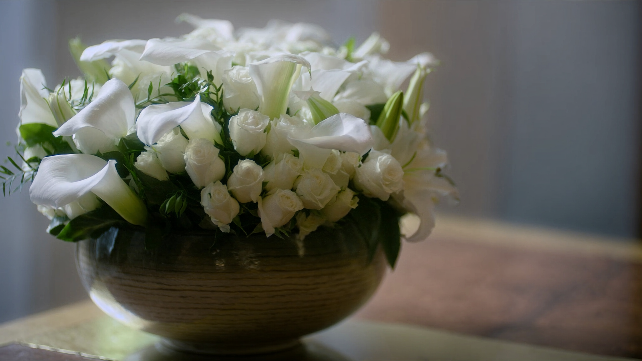 A gentle white and ivory floral arrangement in soft daylight